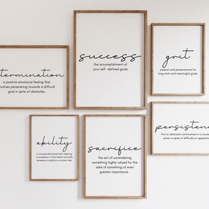 Könnte beinhalten: Sechs gerahmte Kunstdrucke mit motivierenden Wörtern in schwarzer Schrift auf weißem Hintergrund. Die Wörter sind "Entschlossenheit", "Erfolg", "Mut", "Fähigkeit", "Opfer" und "Beharrlichkeit", jeweils mit einer kurzen Definition.