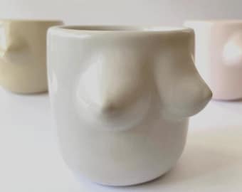 Tazza decorativa dalle curve femminili | Tazza prosperosa 'Bosom Buddy' | Realizzata a mano in raysin | Idea regalo originale | Decorazione per la casa di grande impatto