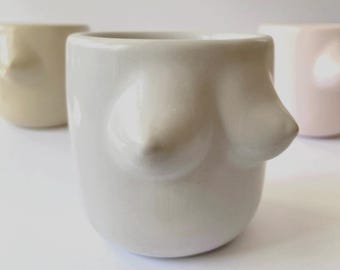 Tazza decorativa dalle curve femminili | Tazza prosperosa 'Bosom Buddy' | Realizzata a mano in raysin | Idea regalo originale | Decorazione per la casa di grande impatto