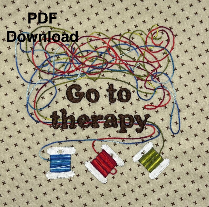 Puede incluir: Dise&ntilde;o de punto de cruz bordado con el texto "Go to therapy" y tres carretes de hilo en rojo, azul y verde.