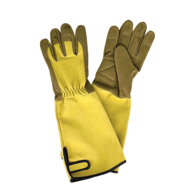 Op de afbeelding: Een paar gele tuinhandschoenen met bruine leren handpalmen en vingertoppen. De handschoenen hebben een lange manchet en zijn ontworpen voor bescherming.
