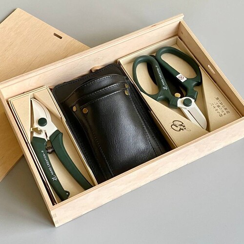 Sakagen Japanese Florist Tool Kit: Emerald Green Scissors, Leather Belt, Wooden Gift Box