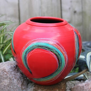Vaso vintage, Artista firmato, Vaso fatto a mano, Vaso Orb rosso, Vaso rotondo in ceramica, Vaso Studio Art, Splendido!