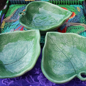 Set of 3, Vintage, Leaf Shape Bowls with Handles, Green, Majolica style, Ceramic, Serving Bowls, Footed, Chip and Dip, Appetizer Bowls