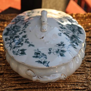 Antike Servierschale, Halbmondkeramik, Ende des 19.Jahrhunderts, Überdachte Schale, Trenton N.J, Blau und Weiß, Gemüseschale, ovale Schale, Blumenschale.
