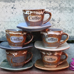 Set om 5, Vintage "Alpine Cuisine", Espressokoppar med fat, Fyrkantiga fat, Flerfärgade kaffekoppar, Demitasse kaffekoppar, Keramik