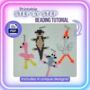 Può includere: Un tutorial di perline stampabile in PDF passo dopo passo con quattro ciondoli di perline a forma di animale: un fenicottero rosa, una lontra marrone e beige, un topo grigio e rosa e un uccello bianco e arancione, con moschettone.