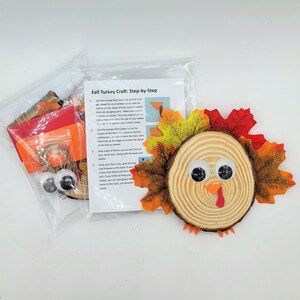 Peut inclure: Kit de bricolage pour faire un dindon d'automne avec des instructions, une tranche de bois, des yeux mobiles, du papier mousse orange, du feutre rouge et orange et des feuilles d'automne.