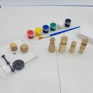 Puede incluir: Un conjunto de figuras de madera, pintura y un pincel. Las figuras est&aacute;n sin pintar y listas para ser decoradas. La pintura viene en una variedad de colores, incluyendo rojo, amarillo, verde, azul, blanco y negro. El conjunto tambi&eacute;n incluye un peque&ntilde;o palo de madera y dos dados de madera.