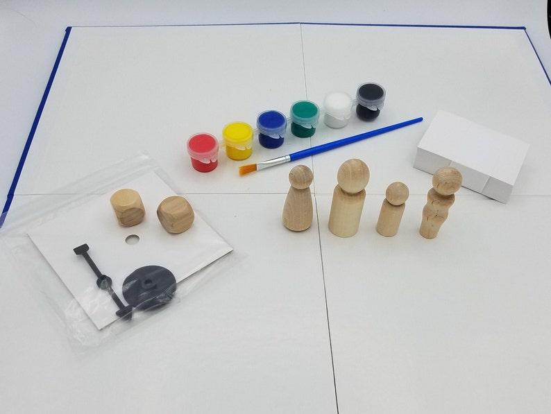 Puede incluir: Un conjunto de figuras de madera, pintura y un pincel. Las figuras est&aacute;n sin pintar y listas para ser decoradas. La pintura viene en una variedad de colores, incluyendo rojo, amarillo, verde, azul, blanco y negro. El conjunto tambi&eacute;n incluye un peque&ntilde;o palo de madera y dos dados de madera.