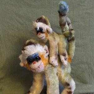 Twee Steiff-apen, mungo-aap, vintage pluche mohairspeelgoed uit de jaren 60, groot en klein, mama en baby, met knoop