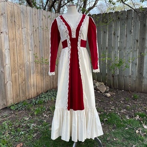 Vestido renacentista medieval campesino Gunne Sax Black Label, estilo vintage, talla 11-12, de terciopelo rojo, ribete de ganchillo y terciopelo de algodón, años 70, 1969