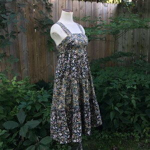 Vestido floral vintage de los años 70, estilo Gunne Sax verde, flores de luna, campanillas, violetas, jacintos silvestres, largo midi de los años 70, talla vintage 7, imagen 3