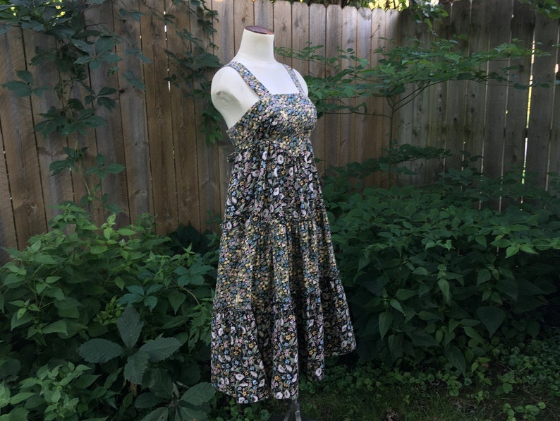 Vestido floral vintage de los años 70, estilo Gunne Sax verde, flores de luna, campanillas, violetas, jacintos silvestres, largo midi de los años 70, talla vintage 7, imagen 3