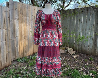 Young Edwardian Style Drawstring Neckline Floral 1970s Prairie Dress, 70s Gunne Sax Style Cottagecore Peasant Midi, Phool, Indian, Ragtime