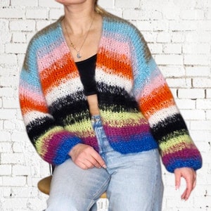 Cardigan court rayé en mohair doux, Cardigan en tricot ample, Cardigan en laine tricoté à la main, Cardigan duveteux