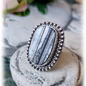 Ring with natural black tourmaline, 925 silver. Size 9.5 (USA) 20 (ESP) 19 millimeters fiameter.
