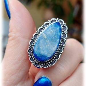 Anillo con Lapislázuli natural, plata de ley 925. Talla 9.5 (USA) 20 (ESP) 19 milímetros diámetro. Terminación en pulido de calidad.