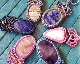 High resistance micro macrame thread pendant with natural precious gem, finished in quality polish. Adjustable. Unisex jewel.