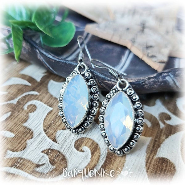 Boucles d'oreilles avec Opalite facettée, argent 925. Longueur 4,5 cm (crochet compris) Largeur 1,7 cm.