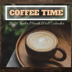 Puede incluir: Una taza de cerámica blanca con un asa negra y el texto "But First, Coffee" en negro, con una fuente de estilo manuscrito. La taza está sobre una superficie blanca.