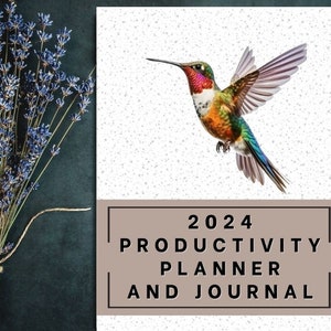 Op de afbeelding: Een productiviteits planner en dagboek voor 2024 met een kleurrijke kolibrie-illustratie op de omslag.