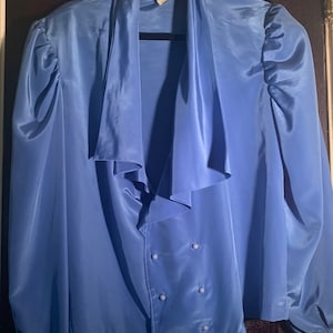 Vintage met de hand genaaide mooie blouse!maanblauwe blouse met lange mouwen met een colkraag en geboeide polsen! Zeer voorzichtig gebruikt in xlarge formaat!