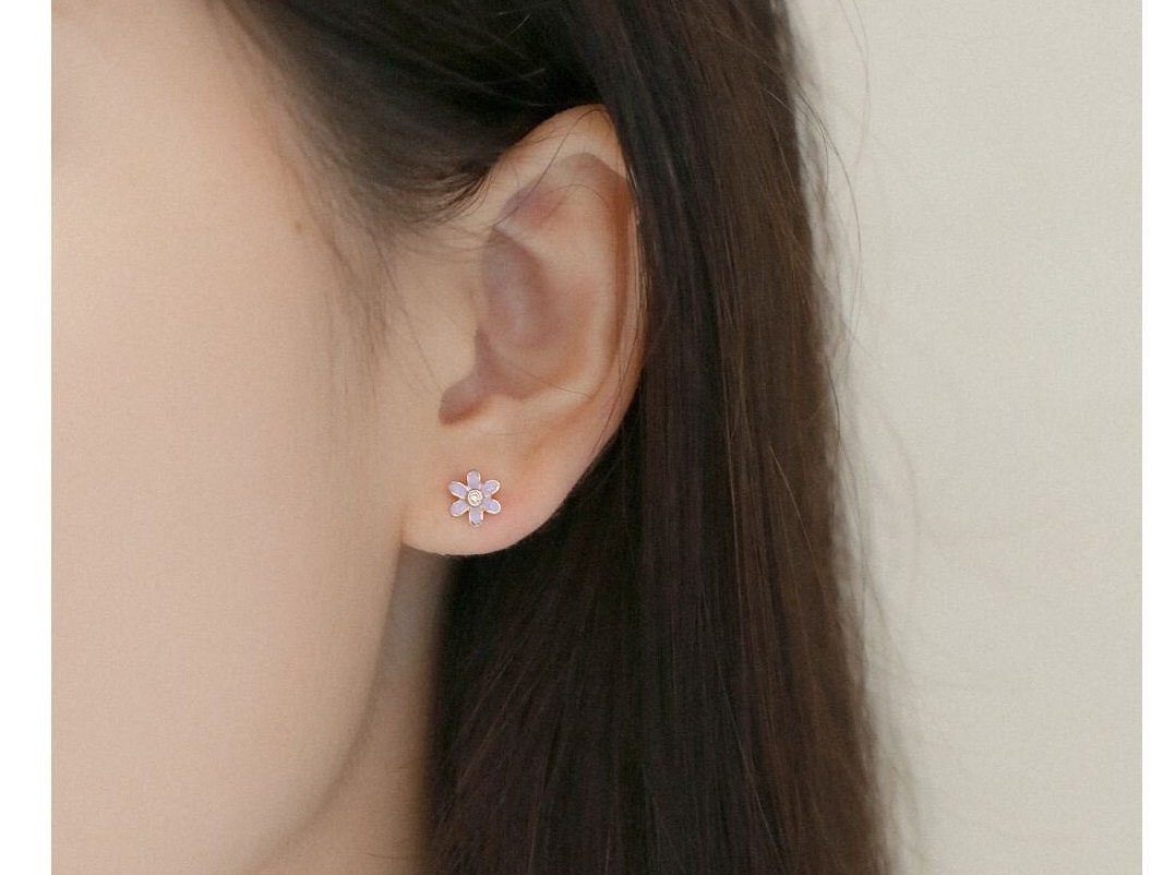 Lovely Daisy Flower 14k Solid Gold Ear Piercing - Etsy Lovely Daisy Flower 14k Solid Gold Ear Piercing - Etsy