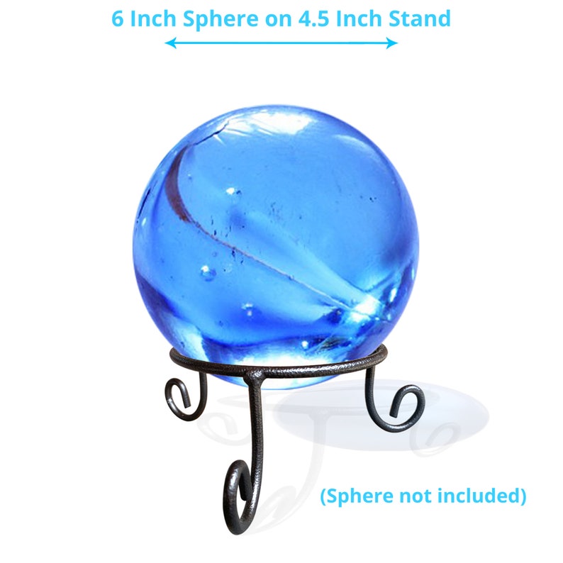 K&ouml;nnte beinhalten: Eine 15 cm gro&szlig;e blaue Glaskugel auf einem 11 cm gro&szlig;en schwarzen Metallst&auml;nder mit drei Beinen. Die Kugel ist nicht im Lieferumfang enthalten.