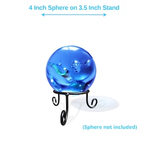 K&ouml;nnte beinhalten: Ein schwarzer Metallst&auml;nder mit drei Beinen, der f&uuml;r eine 10 cm gro&szlig;e Kugel ausgelegt ist. Der St&auml;nder ist 8,9 cm breit. (Kugel nicht im Lieferumfang enthalten)