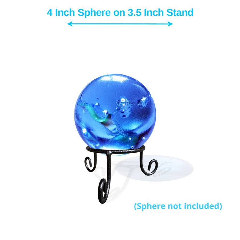 K&ouml;nnte beinhalten: Ein schwarzer Metallst&auml;nder mit drei Beinen, der f&uuml;r eine 10 cm gro&szlig;e Kugel ausgelegt ist. Der St&auml;nder ist 8,9 cm breit. (Kugel nicht im Lieferumfang enthalten)