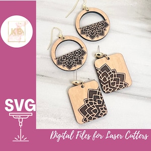 Puede incluir: Un conjunto de tres pendientes de madera con un diseño de mandala cortado con láser. Los pendientes tienen forma de círculo y cuadrado. El diseño del mandala es negro y la madera es de color marrón claro.