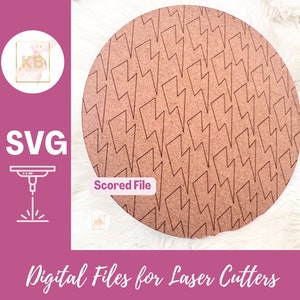 以下が含まれることがあります： 雷の模様がついた丸いコルク製のコースター。コースターは簡単に組み立てられるようにスコアが付けられています。コースターには「スコアファイル」と書かれています。