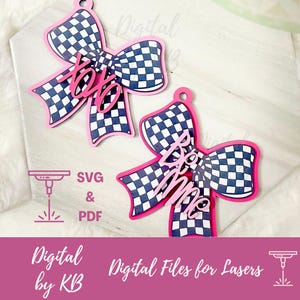 Puede incluir: Dos diseños de lazo a cuadros negros y rosas con las palabras "xoxo" y "Boy Mom" en blanco. Los lazos están recortados y listos para ser utilizados en proyectos de manualidades.