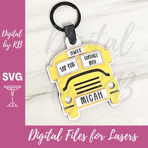 以下が含まれることがあります： 黒いリングと黒いアクセントが付いた黄色のスクールバスのキーホルダー。「Micah」という名前と「Tap for」と「Contact Info」という言葉が前面に表示されています。「Digital Files for Lasers」というテキストも表示されています。