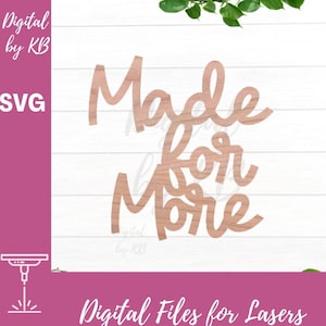 Può includere: Un file digitale per il taglio laser, con il testo "Made for More" in un font corsivo. Il testo è di colore marrone chiaro e si trova su uno sfondo di legno bianco.