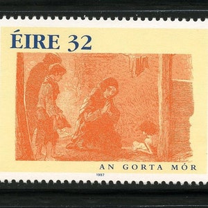 Puede incluir: Tres sellos postales irlandeses con ilustraciones y texto. Los sellos presentan escenas históricas en azul, naranja y marrón. El texto "ÉIRE" y los números 28, 32 y 52 están en la parte superior. El texto "AN GORTA MÓR" está en la parte inferior.