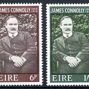 Op de afbeelding: Twee postzegels met een portret van James Connolly, een Ierse revolutionaire leider. De postzegels zijn uit Ierland en bevatten de tekst "JAMES CONNOLLY 1868 1916" en "EIRE". Eén postzegel is bruin en de andere is groen.