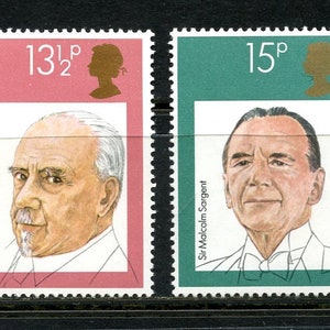 Op de afbeelding: Vier postzegels met portretten van Sir Henry Wood, Sir Thomas Beecham, Sir Malcolm Sargent en Sir John Barbirolli. De postzegels zijn afkomstig uit een serie Britse postzegels ter herdenking van beroemde dirigenten. De postzegels hebben de waarden 12p, 13 1/2p, 15p en 17 1/2p.