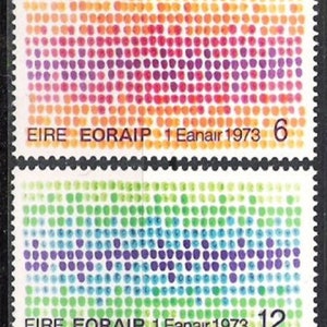Puede incluir: Dos sellos postales irlandeses con un patrón de puntos coloridos. El sello superior es naranja, rojo y morado. El sello inferior es verde, azul y morado. Ambos sellos tienen el texto "EIRE EORAIP 1 Eanair 1973" y un valor de denominación.