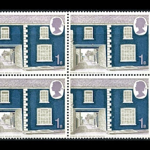 Op de afbeelding: Een vel van vier postzegels met een blauw gebouw met wit omlijste ramen en een stenen boog. Elke postzegel bevat een profielsilhouet en de tekst "1s". De tekst "STWCO CYMREIG WELSH STUCCO" is ook zichtbaar.