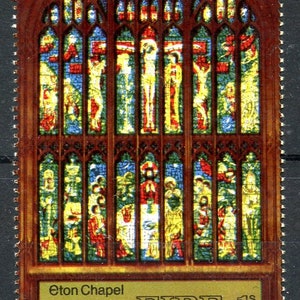 Puede incluir: Un sello postal irlandés vintage que presenta una ventana de vidriera de la capilla de Eton. El sello es dorado y rojo con el texto "Eire 1s" y "Eton Chapel Evie Hone 1894-1955".