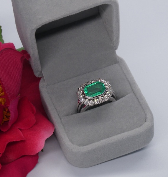 Exquisite Colombian Emerald and Diamond 18k White 