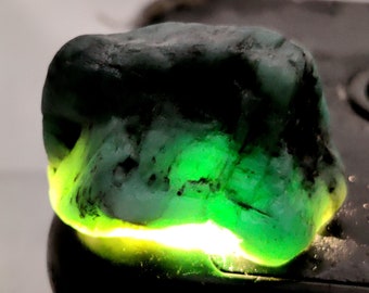 Transparent Emerald Rough Gemstone 52Ct Natural Emerald Emerald Raw Material Loose Gemstone Green Emerald Size 26x19x15