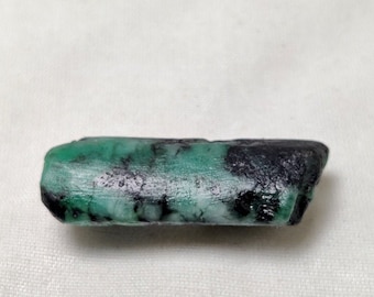 36-karatowy surowy szmaragd, naturalny zielony okaz (30x12x8MM)