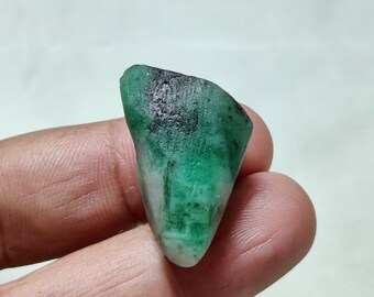 35-karatowy naturalny surowy szmaragd, nieobrobiony zielony kryształ (23 x 17 x 11 mm)