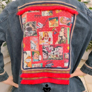 Kleurrijk pop-artontwerp op upcycled spijkerjack