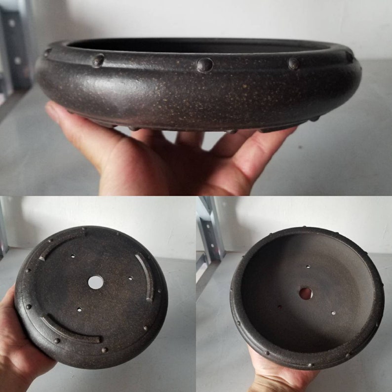 K&ouml;nnte beinhalten: Ein dunkelbrauner Keramik-Bonsai-Topf mit runder Form und texturierter Oberfl&auml;che. Der Topf hat einen erh&ouml;hten Rand mit kleinen, gleichm&auml;&szlig;ig verteilten Vertiefungen am Rand. Der Boden des Topfes hat ein Abzugsloch.