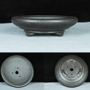 Può includere: Un vaso per bonsai in ceramica marrone scuro con forma arrotondata e tre piccoli piedini. Il vaso è mostrato da tre angolazioni diverse, incluso il fondo.