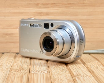 Sony Cybershot DSC-P200 7.2MP Digital Camera 3x Optical Zoom, Made in Japan